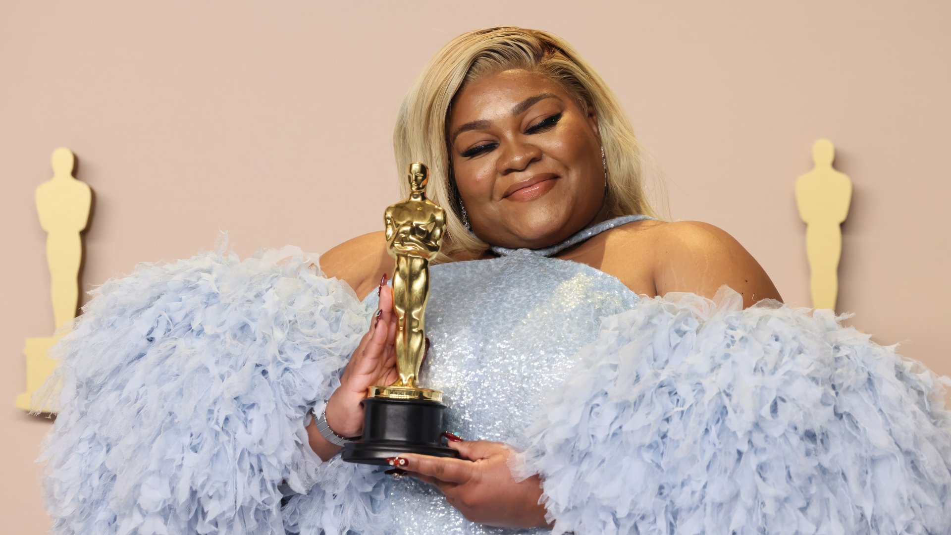 Oscars triumph elegant blue gown with trophy hd wallpaper