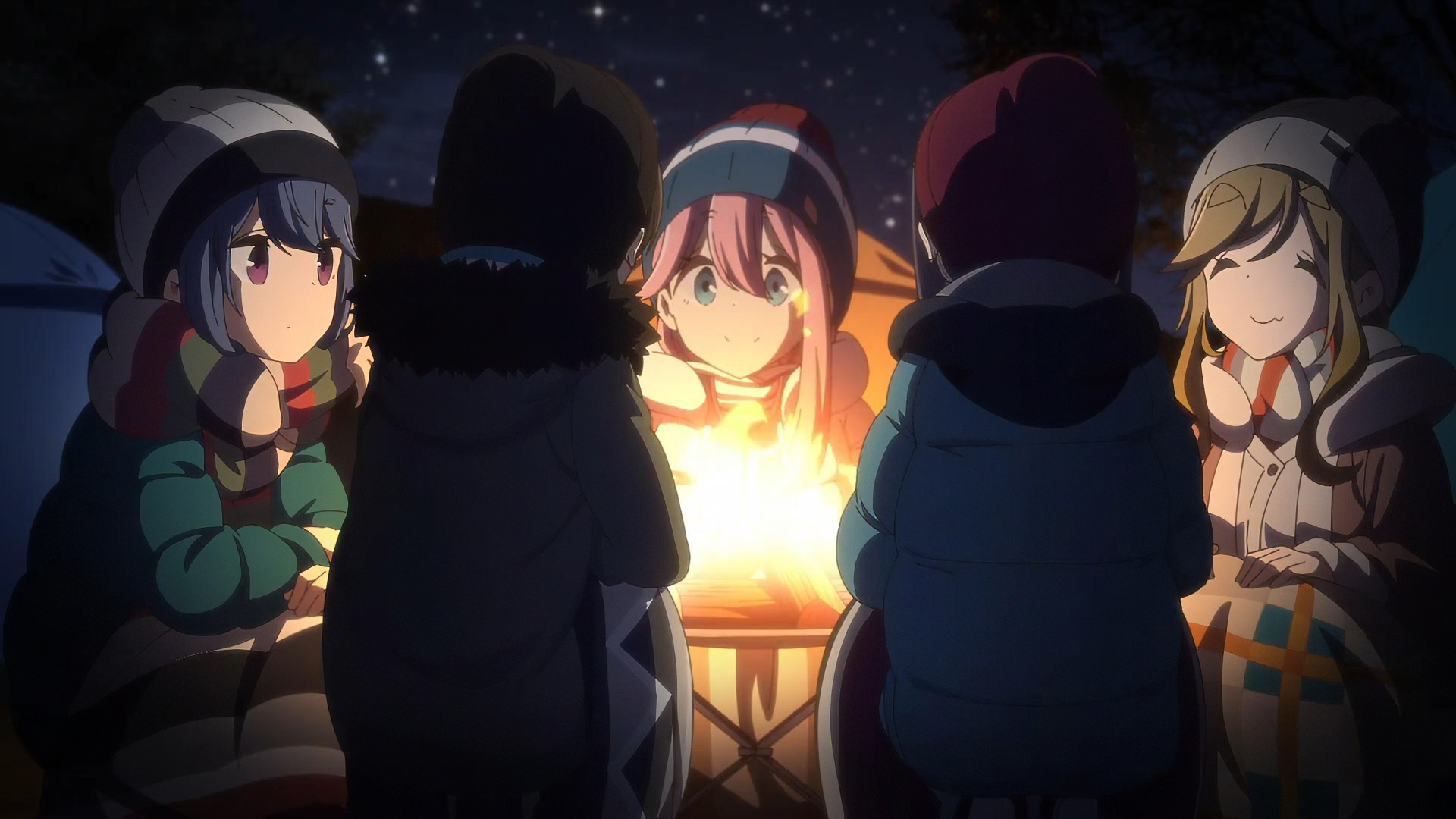Anime characters from Laid-Back Camp gathered around a campfire at night in a HD desktop wallpaper.