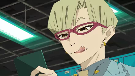 HD desktop wallpaper featuring a character from the anime GREAT PRETENDER, with a cunning smile and red glasses, against an industrial backdrop, showcasing the unique art style of the series.
