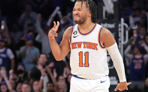 Jalen Brunson in New York Knicks jersey, celebrating on the court with fans cheering in the background. A dynamic HD wallpaper for NBA and Knicks enthusiasts.