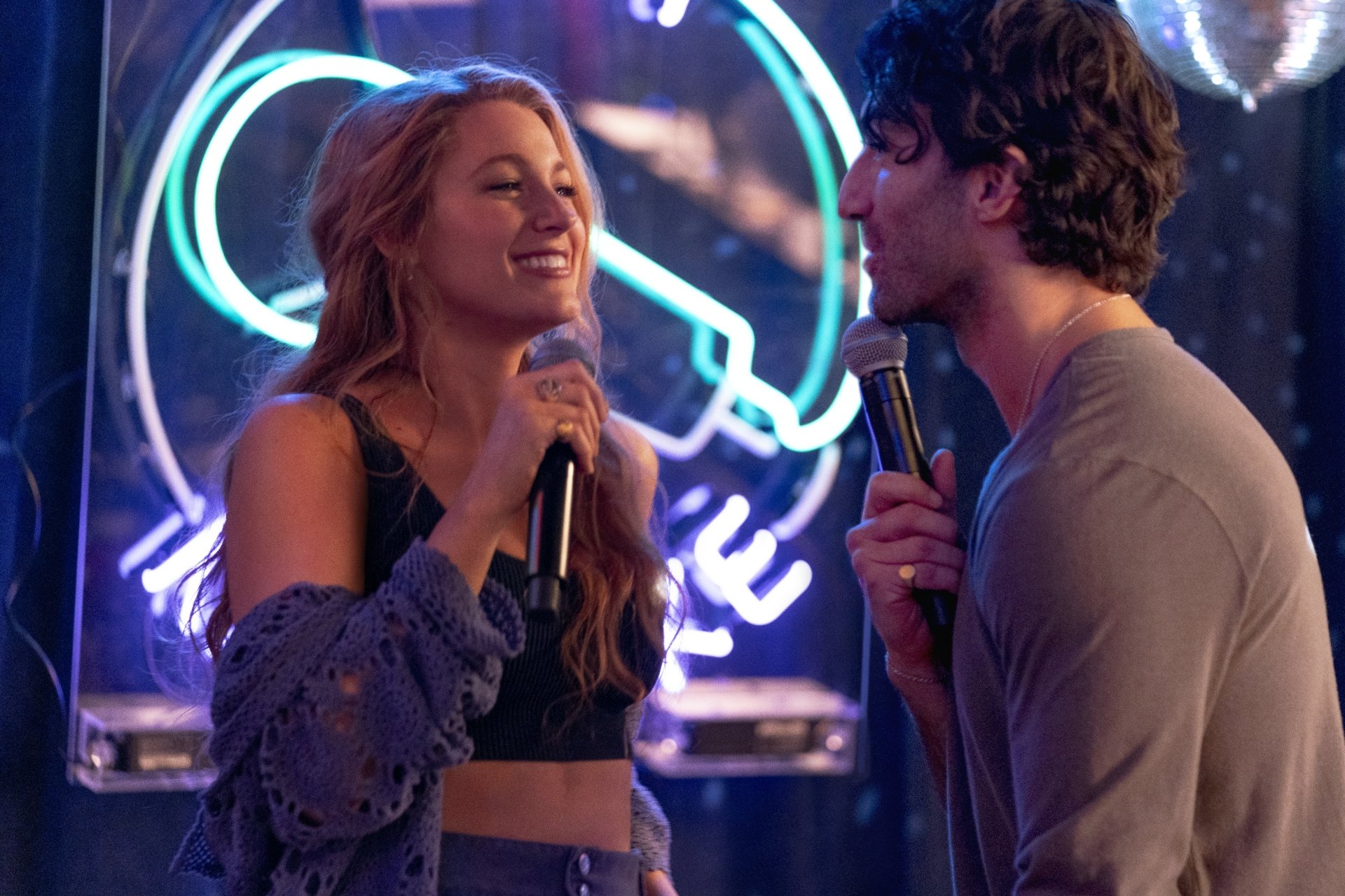 HD desktop wallpaper featuring Justin Baldoni and Blake Lively from the movie It Ends with Us. A striking visual background for fans of the film.