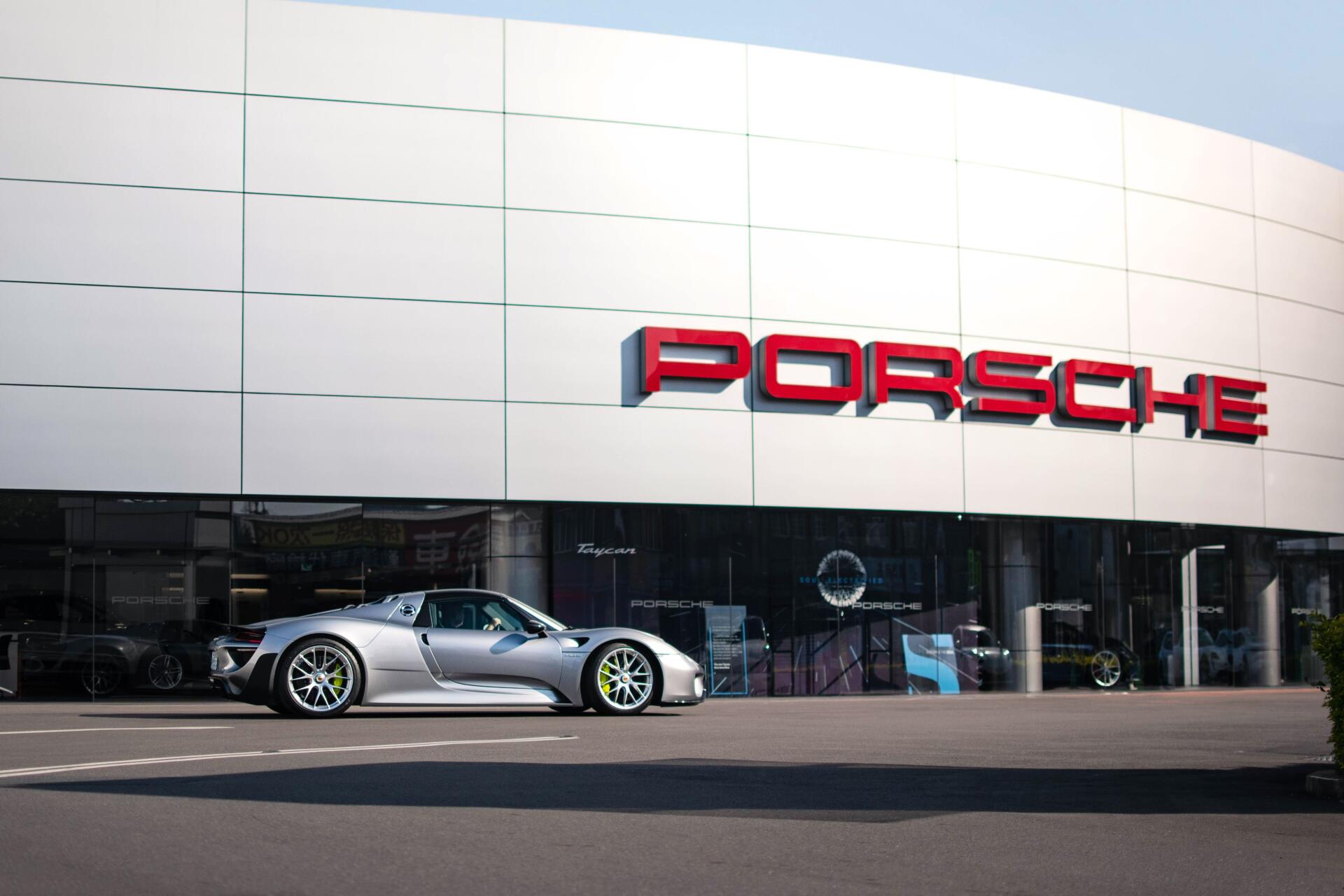 Download Car Porsche 4k Ultra HD Wallpaper