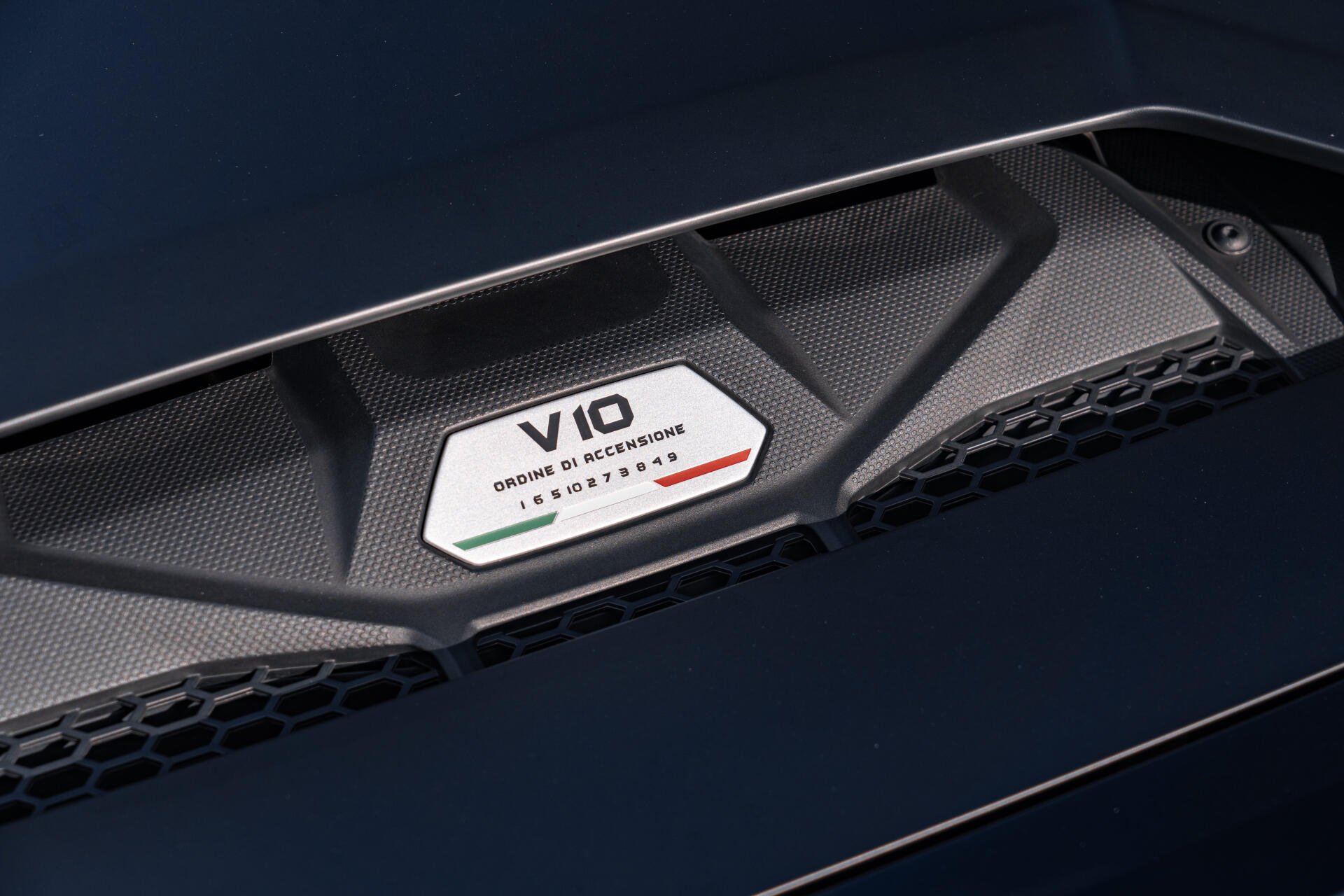 Download Car Lamborghini Lamborghini Huracan 8k Ultra HD Wallpaper