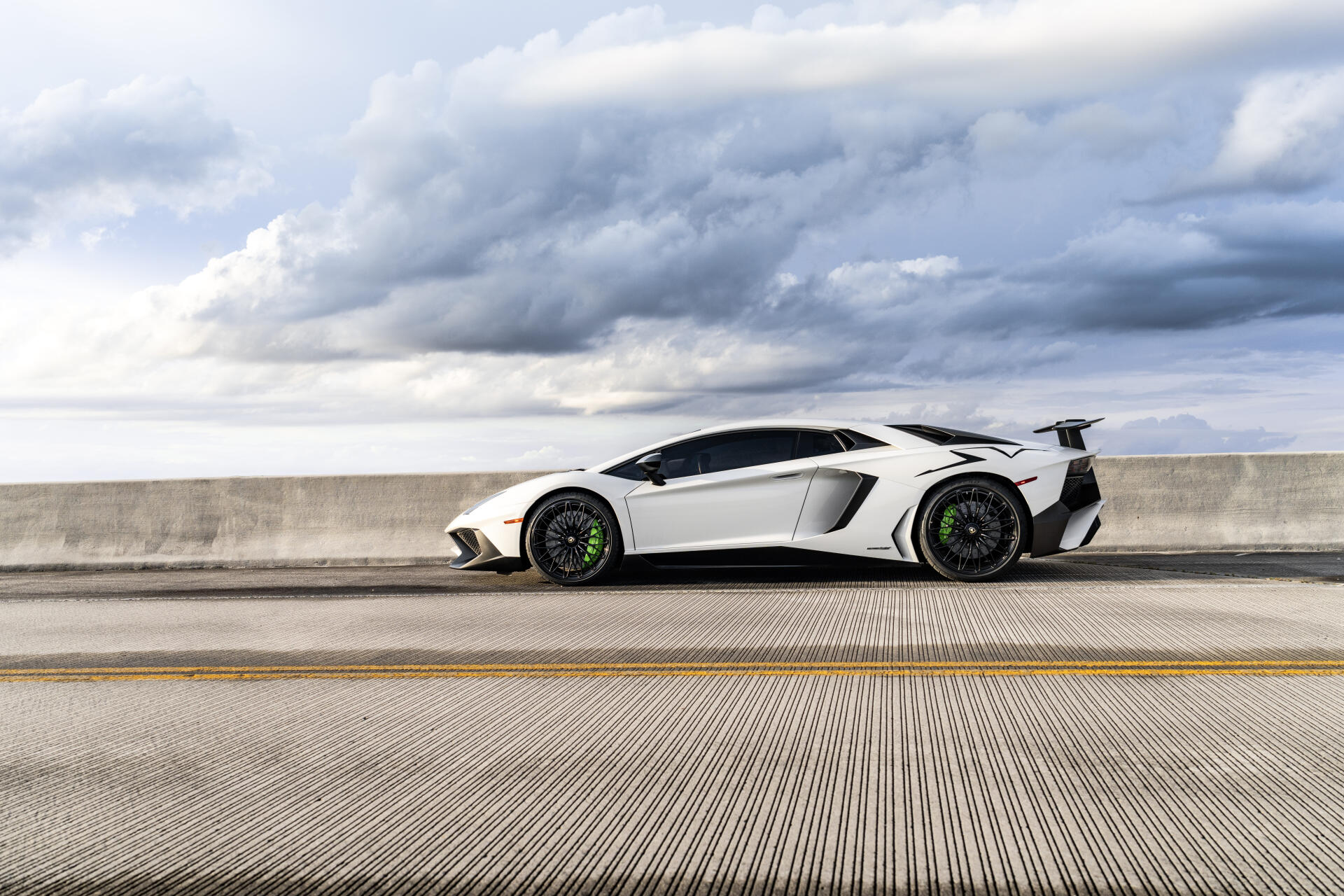 Download Car Lamborghini 8k Ultra HD Wallpaper
