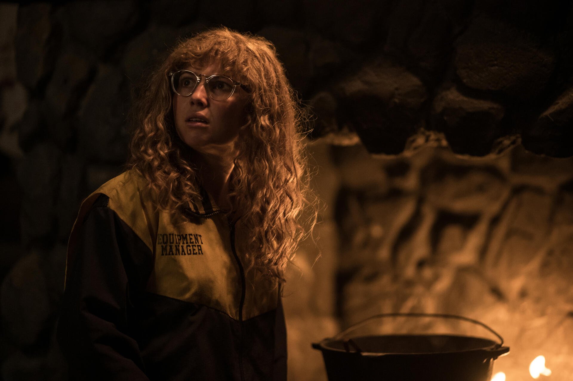 Samantha Hanratty from the TV show Yellowjackets is shown in this 4K Ultra HD PC desktop wallpaper with a dimly lit, rugged background.