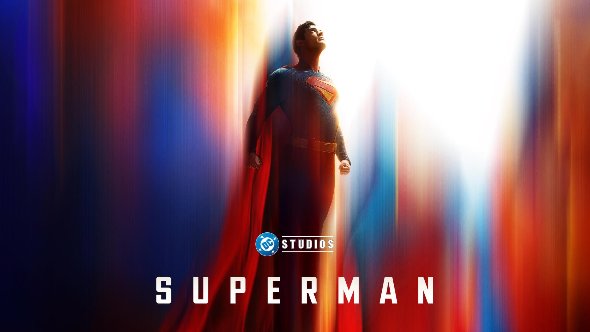 Superman de espaldas frente a la ciudad