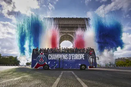 Paris Saint-Germain F.C. Champions League victory parade with the team bus in front of the Arc de Triomphe, colorful smoke in France, HD soccer wallpaper.