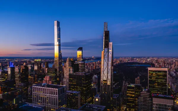 4K Ultra HD cityscape of New York City at dusk, featuring towering skyscrapers and the green expanse of Central Park in the background.