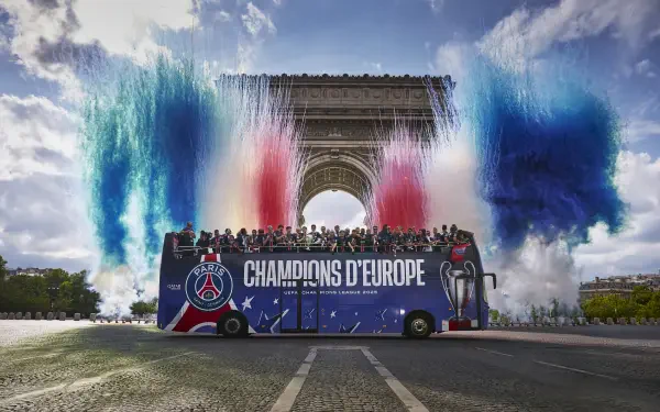 Paris Saint-Germain F.C. Champions League victory parade with the team bus in front of the Arc de Triomphe, colorful smoke in France, HD soccer wallpaper.