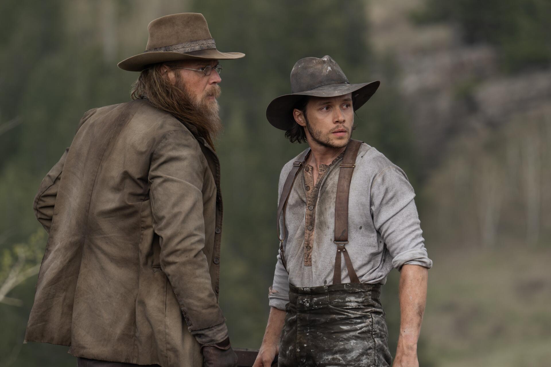Two rugged, mud-streaked men in period hats and suspenders stand alert in a misty forest — TV show The Abandons 4K Ultra HD PC desktop wallpaper and background.