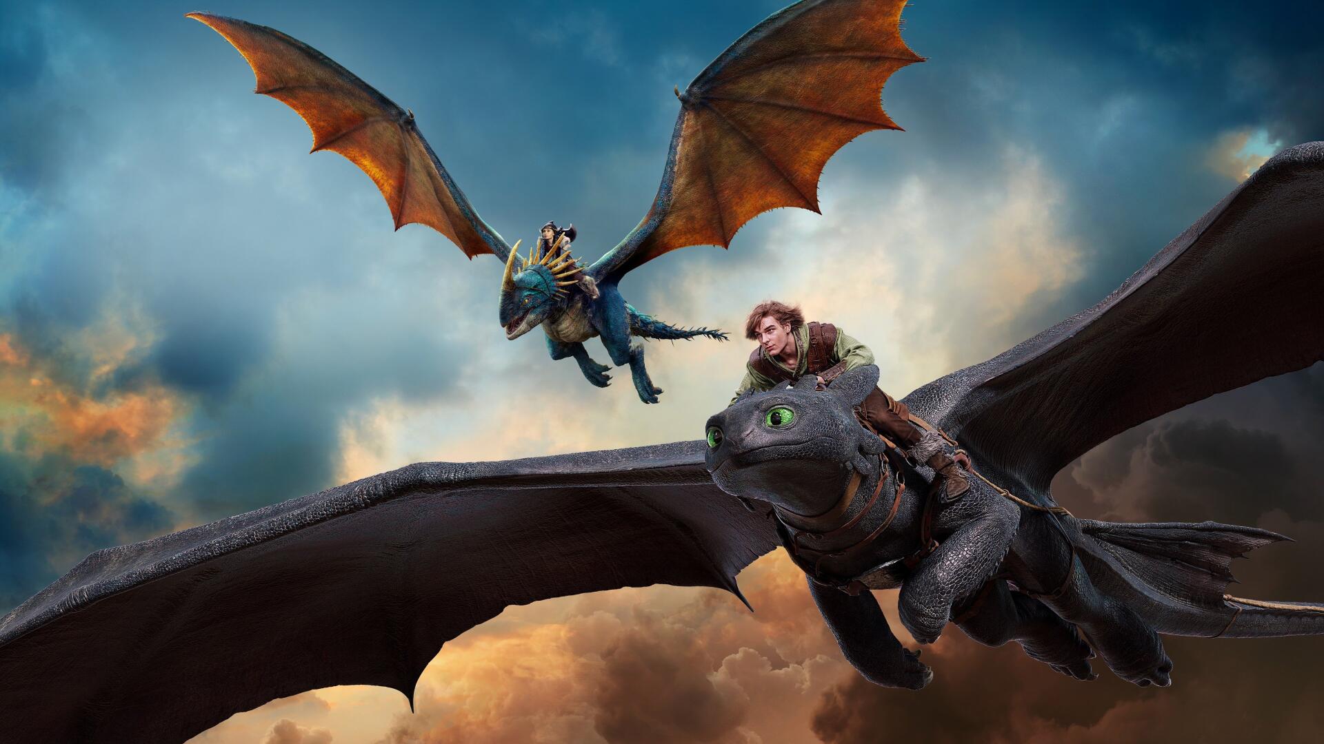 How to Train Your Dragon (2025) 4K Ultra HD PC desktop wallpaper, two riders on dragons—a Night Fury and a winged dragon—soar above glowing clouds at sunset.