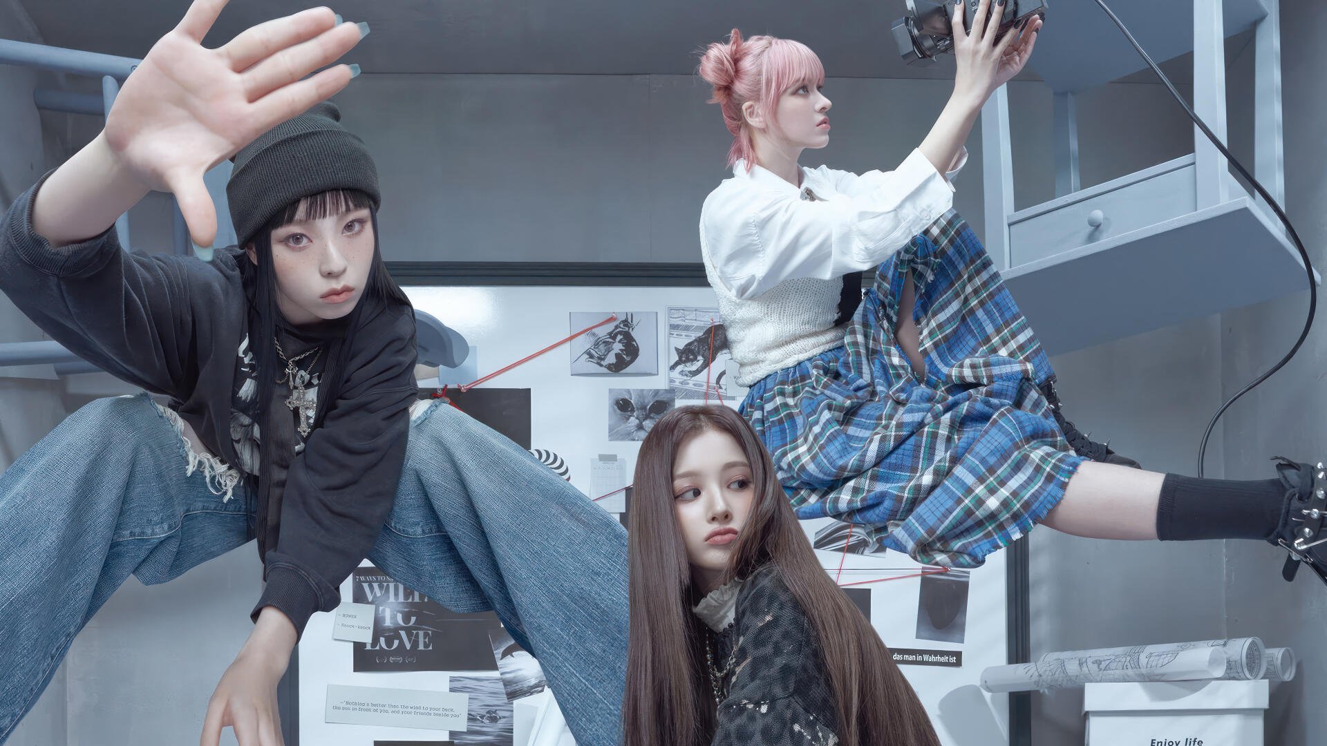 4K Ultra HD PC desktop wallpaper of a K-pop girl group in a music-themed studio—three members pose on shelves with pastel hair and edgy street-style outfits.