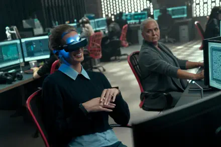 4K Ultra HD PC desktop wallpaper: scene from TV show Upload — woman wearing a virtual reality headset smiles in a computer lab while coworkers monitor screens.