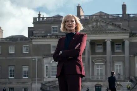 2K Quad HD desktop wallpaper: promotional image for TV show The Diplomat — a confident older actress in a burgundy suit stands with arms crossed before a stately government building.