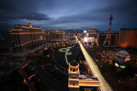 2K Quad HD PC desktop wallpaper: Las Vegas, USA cityscape at night, illuminated Strip with hotels, fountains and Eiffel Tower replica under a dramatic sky.