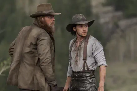 Two rugged, mud-streaked men in period hats and suspenders stand alert in a misty forest — TV show The Abandons 4K Ultra HD PC desktop wallpaper and background.