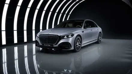 Mercedes-Benz S 580 luxury sedan in a glossy studio tunnel — 5K Ultra HD PC desktop wallpaper and background