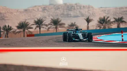 Mercedes AMG F1 race car on a desert circuit with palm trees and sand dunes — 2K Quad HD PC desktop wallpaper, F1 sports racing background.