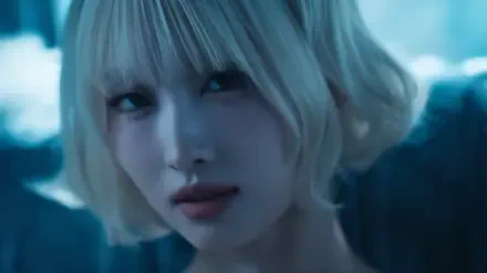 4K Ultra HD PC wallpaper of a blonde bob, anime-style k-pop idol girl with piercing eyes, soft blue lighting, and a moody, cinematic close-up.