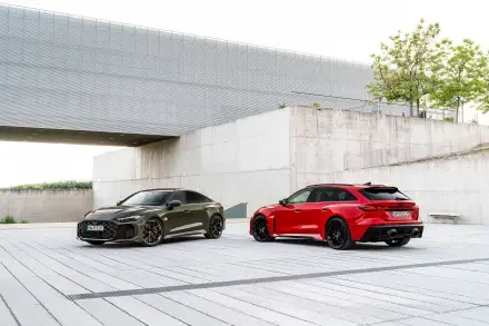 2K Quad HD PC desktop wallpaper: two Audi RS5 coupes—red and black—parked in a minimalist concrete urban setting.