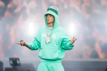 Rapper in a mint-green tracksuit and bucket hat onstage at a live concert, holding a mic and chains — 4K Ultra HD PC desktop wallpaper/background.