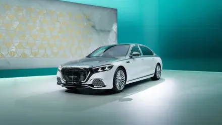 Silver Mercedes‑Maybach S 680 luxury sedan in studio lighting on a teal backdrop — 4K Ultra HD PC desktop wallpaper/background.