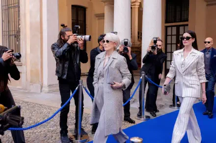 5K Ultra HD PC desktop wallpaper for The Devil Wears Prada 2: two stylish women in sunglasses walk a blue carpet while photographers snap photos.