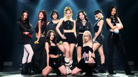 5K Ultra HD desktop wallpaper of a K-pop girl group performing onstage in coordinated black outfits with dynamic lighting, in a JYP Entertainment–style idol concept.