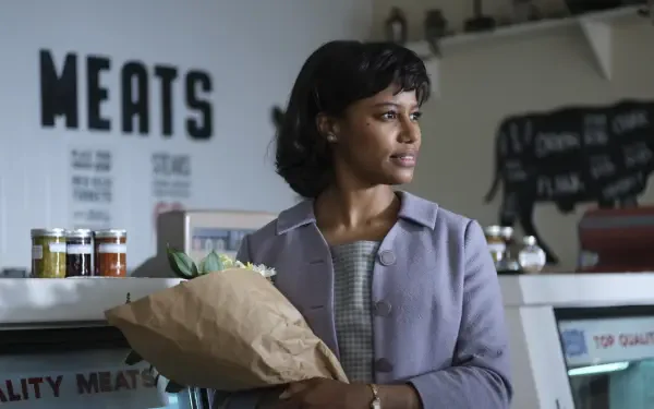 HD PC desktop wallpaper: still from TV show It: Welcome to Derry — woman holding a grocery bag in a butcher shop, looking off to the side.