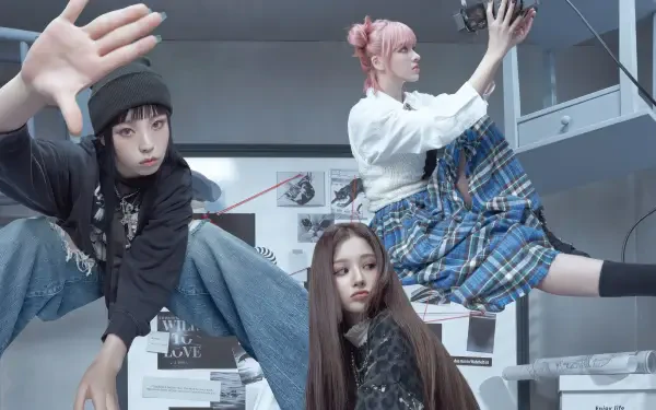 4K Ultra HD PC desktop wallpaper of a K-pop girl group in a music-themed studio—three members pose on shelves with pastel hair and edgy street-style outfits.