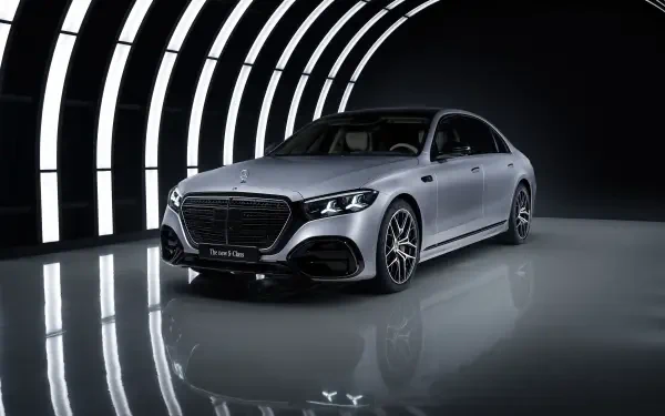 Mercedes-Benz S 580 luxury sedan in a glossy studio tunnel — 5K Ultra HD PC desktop wallpaper and background