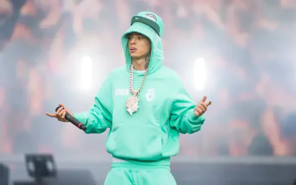 Rapper in a mint-green tracksuit and bucket hat onstage at a live concert, holding a mic and chains — 4K Ultra HD PC desktop wallpaper/background.