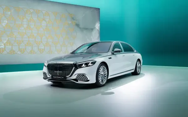 Silver Mercedes‑Maybach S 680 luxury sedan in studio lighting on a teal backdrop — 4K Ultra HD PC desktop wallpaper/background.