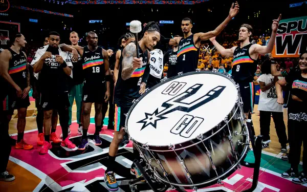 4K Ultra HD PC desktop wallpaper: NBA basketball San Antonio Spurs team circling a giant drum on the court, celebrating in colorful alternate jerseys.