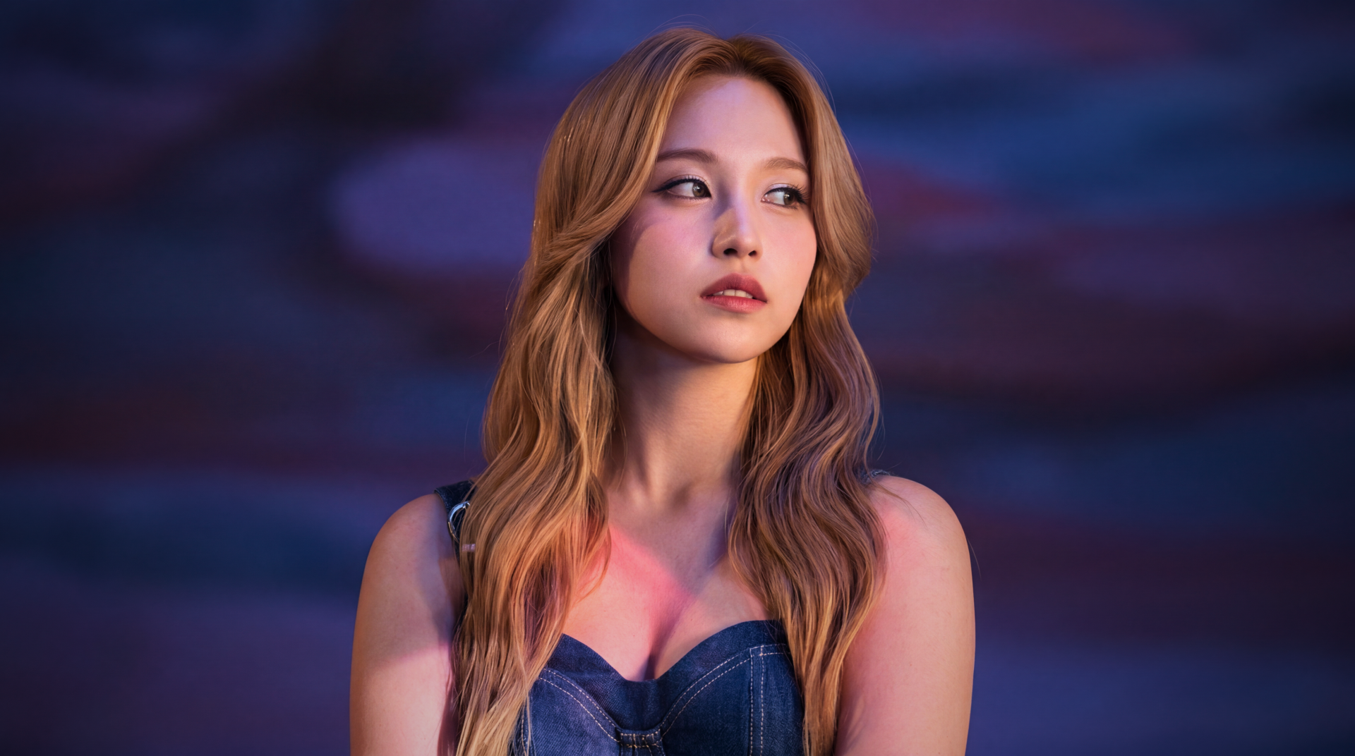 5K Ultra HD wallpaper: portrait of a Japanese K-pop singer-model with long wavy hair in a denim top, evoking TWICE/MiSaMo visuals against a dreamy purple-blue backdrop.