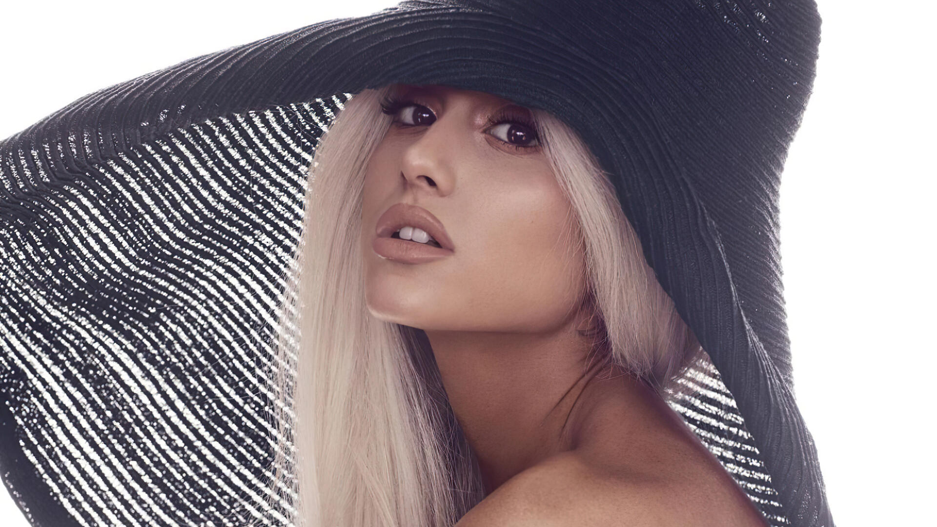 4K Ultra HD PC desktop wallpaper: close-up of a blonde woman wearing a wide-brimmed black hat, glancing over her shoulder against a light studio background.