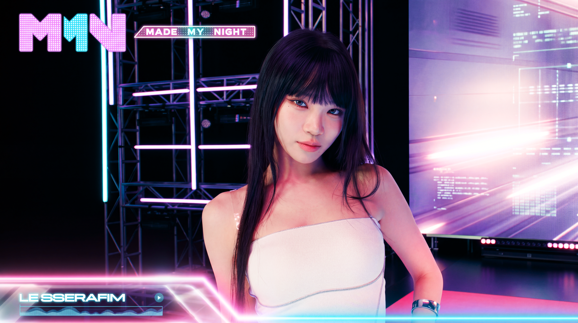 5K Ultra HD PC desktop wallpaper of a K-pop idol on a neon Overwatch 2–style stage, purple-pink lighting and futuristic screens framing a poised portrait.