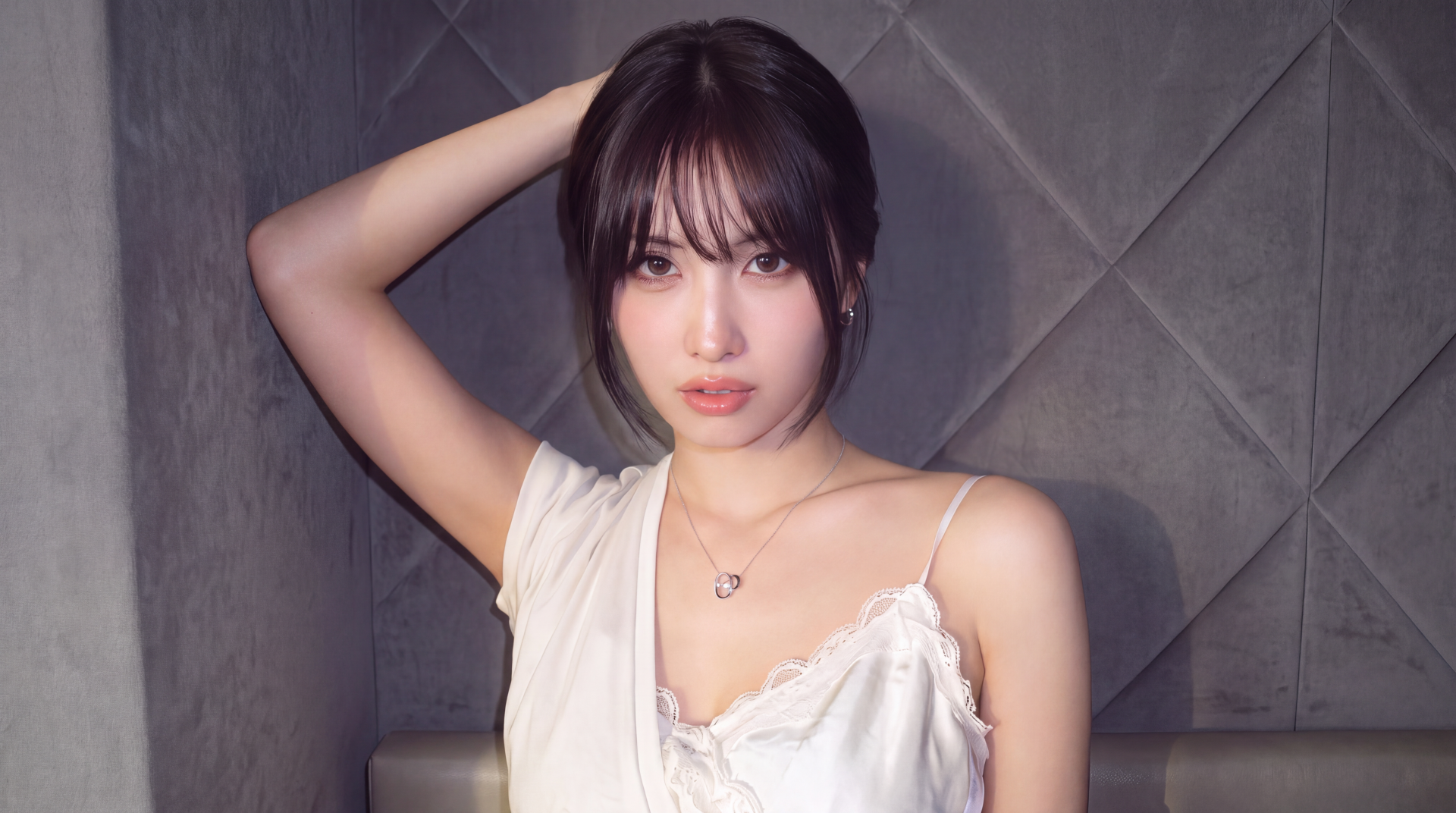 5K Ultra HD PC wallpaper: portrait of a Japanese K-pop idol and model in a silky white camisole, soft bangs and neutral makeup against a quilted gray backdrop.