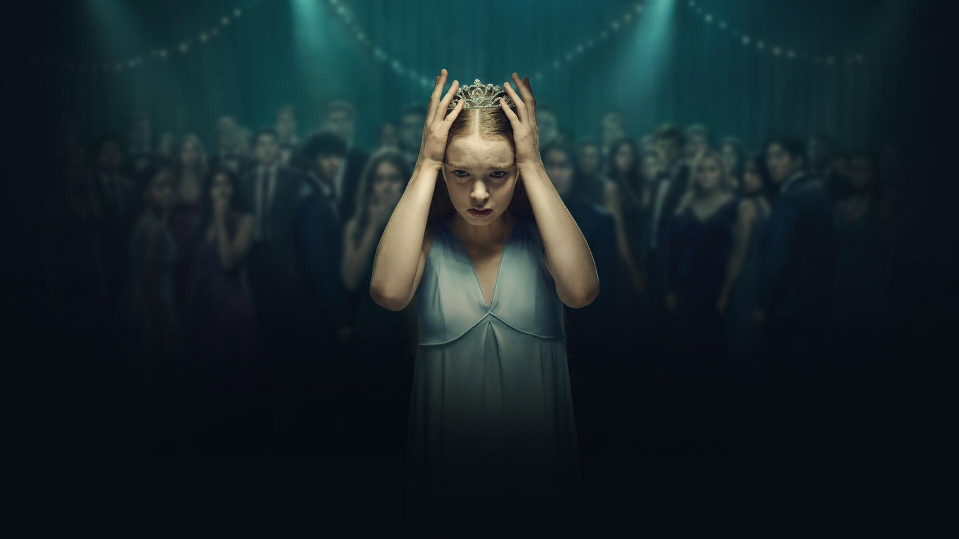 Carrie (Prime Video) 4K Ultra HD desktop wallpaper showing a young woman holding her head before a shadowy crowd.