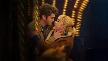 We Live in Time — 4K Ultra HD PC desktop wallpaper/background: couple embracing and kissing beneath warm, blurred carousel lights, evoking a romantic, nostalgic atmosphere.