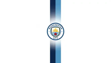 2K Quad HD PC desktop wallpaper: Manchester City F.C. circular logo centered on a vertical navy-to-sky blue gradient stripe against a white background.