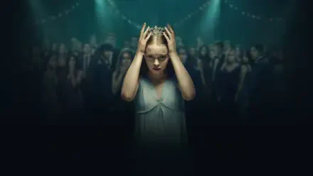 Carrie (Prime Video) 4K Ultra HD desktop wallpaper showing a young woman holding her head before a shadowy crowd.
