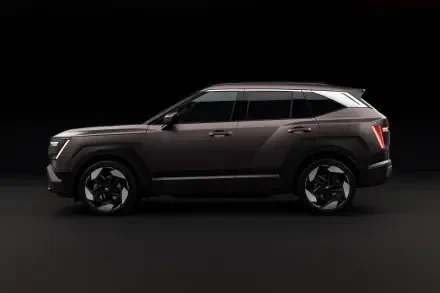 Hyundai Tucson SUV in a dark studio, shown in side profile in an 8K Ultra HD PC desktop wallpaper.