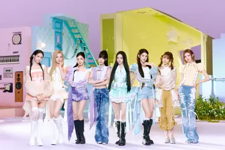 Hearts2Hearts girl band in pastel fashion for an Arena of Valor 2K Quad HD PC desktop wallpaper.