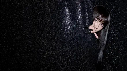Blackpink’s Jisoo in a portrait against a sparkling black backdrop, featured in a 4K Ultra HD PC desktop wallpaper.