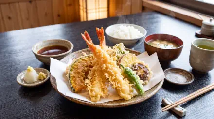 Japanese shrimp tempura with rice, soup, and dipping sauce on a restaurant table, 5K Ultra HD desktop wallpaper.