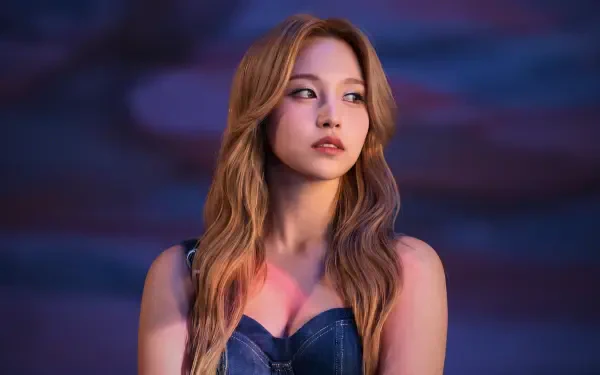 5K Ultra HD wallpaper: portrait of a Japanese K-pop singer-model with long wavy hair in a denim top, evoking TWICE/MiSaMo visuals against a dreamy purple-blue backdrop.