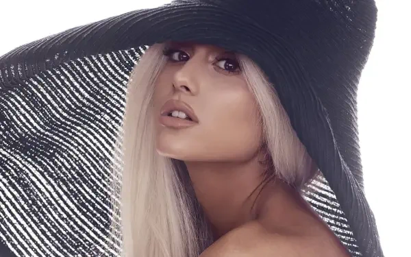 4K Ultra HD PC desktop wallpaper: close-up of a blonde woman wearing a wide-brimmed black hat, glancing over her shoulder against a light studio background.