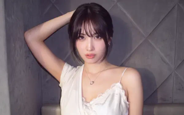 5K Ultra HD PC wallpaper: portrait of a Japanese K-pop idol and model in a silky white camisole, soft bangs and neutral makeup against a quilted gray backdrop.