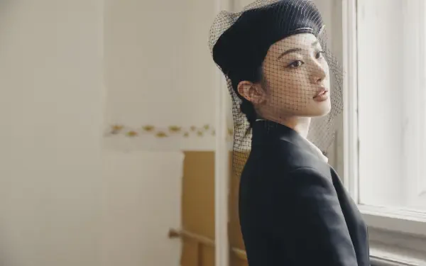 MEOVV “GO HARD” HD desktop wallpaper featuring a woman in a black beret posing by a window.
